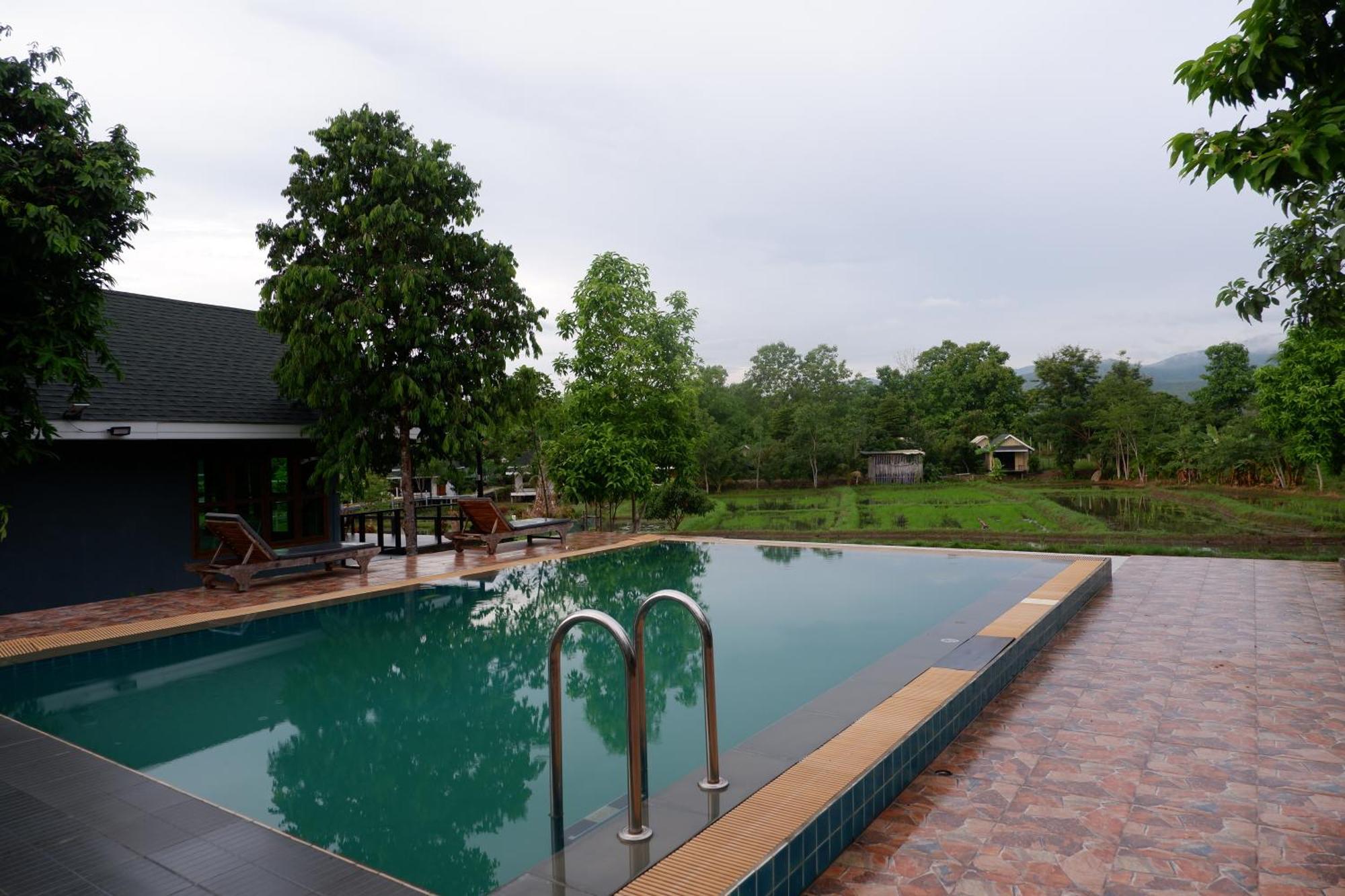 Nok Chan Mee Na Chom Thong Luaran gambar