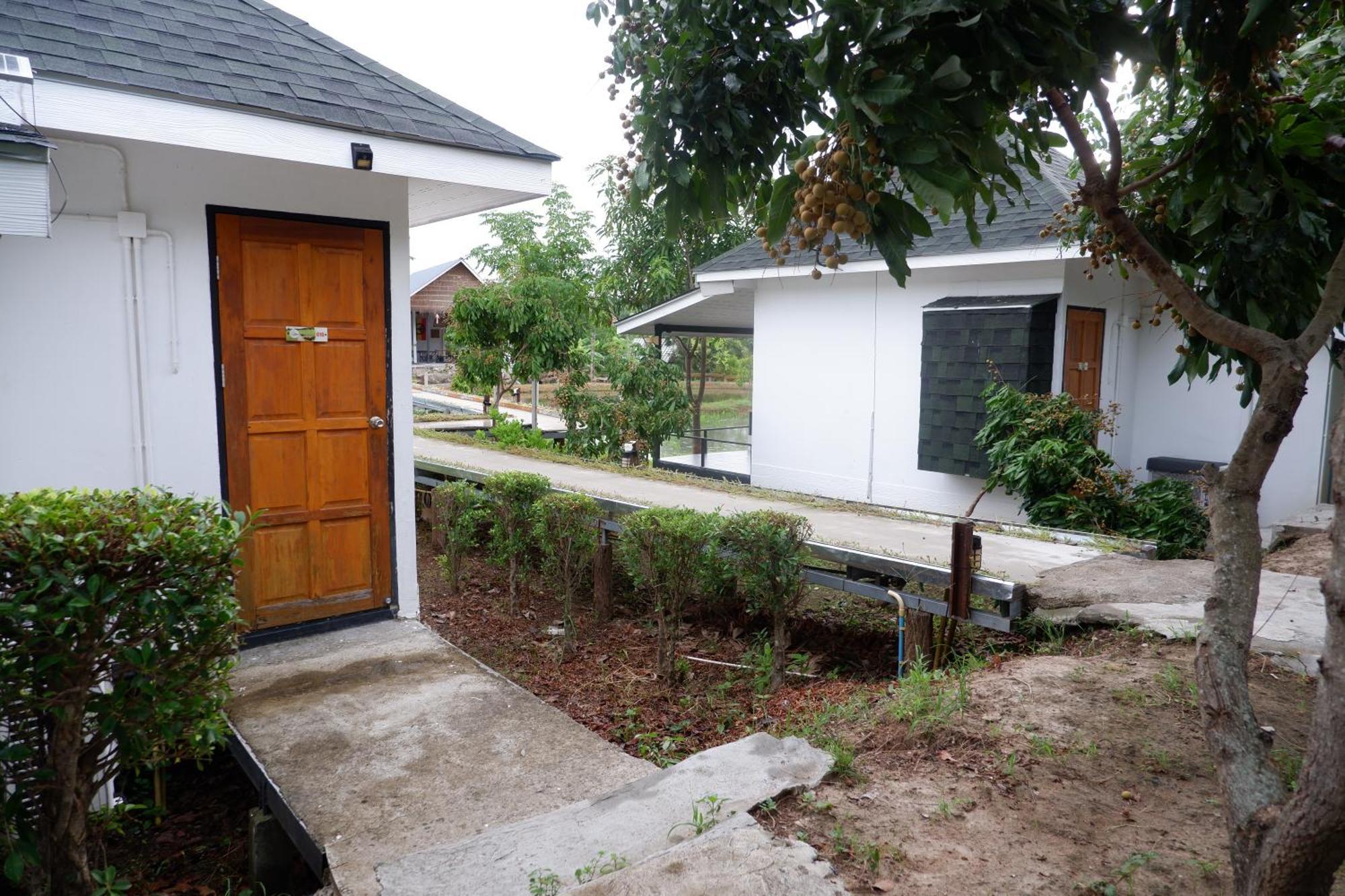 Nok Chan Mee Na Chom Thong Luaran gambar